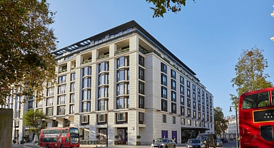 THE PENINSULA LONDON, İNGİLİZ ZANAATKARLIĞINI VE OTOMOTİV MİRASINI KUTLAMAK İÇİN GOODWOOD REVIVAL 2025 İLE GÜÇLERİNİ BİRLEŞTİRİYOR