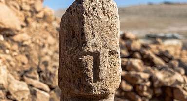Karahantepe’de insan yüzlü T biçimli dikilitaş bulundu