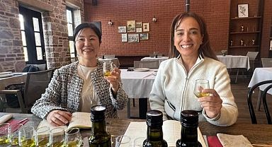 Japon şef Türk zeytinyağlarını harmanlayarak Uzak Doğu'ya tanıtıyor