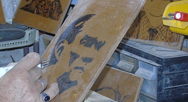 Atık ahşaplar emekli öğretmenin elinde sanata dönüşüyor