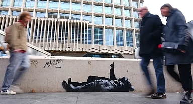 Banksy’nin yeni duvar resmi: Evsiz çocuklara mı gönderme yapıyor?