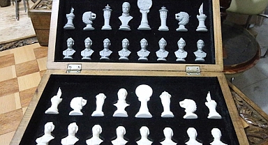 Depremde zarar gören okul sıraları, kültürel figürlü satranç takımına dönüştürüldü