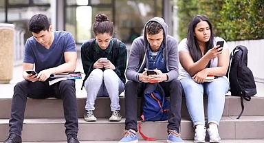 Yapay zekâ yükü ve algoritmik tükenmişlik: 2026 sosyal medyayı nasıl yeniden şekillendirecek