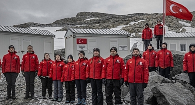 Türk bilim insanları 10. kez Beyaz Kıta’daki evleri Türk Bilimsel Araştırma Kampı'na ulaştı