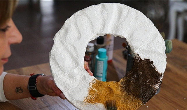 Atık ürünleri dekoratif ürünlere dönüştürme hobisini emekliliğinde meslek haline getirdi