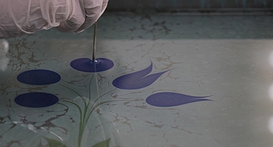 Kadın eliyle genç nesillerle buluşturulan ebru geleceğe taşınıyor