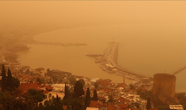Afrika'dan gelen çöl tozu sonucu bazı iller turuncuya büründü