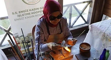 Atık camları hayvan figürleri ile takı ve objeye dönüştürüyor